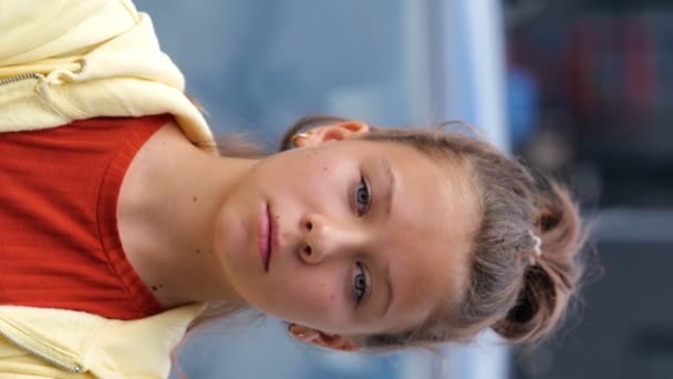 Kapatın Kamera Şehrin Dışında Arabanın Yanında Duran Güzel Genç Kızdan — Stok video