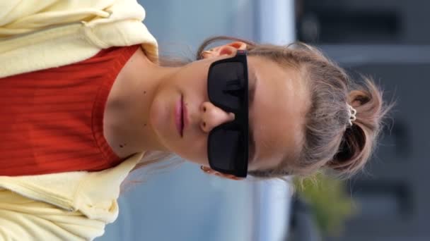 Blanke Koele Jonge Tiener Meisje Staat Voor Auto Straat Kijken — Stockvideo