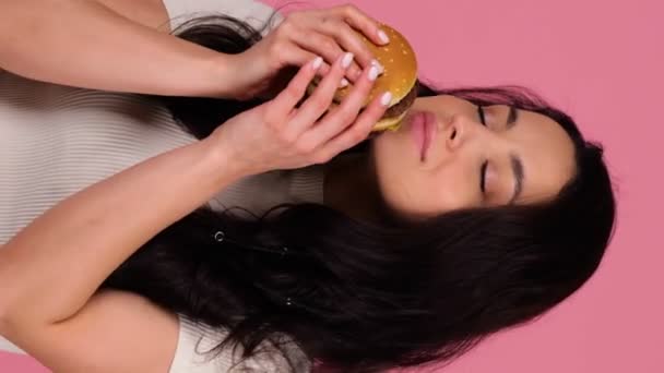 Jeune Femme Souriante Tenant Délicieux Cheeseburger Tout Sentant Debout Sur — Video