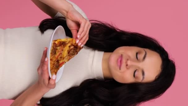 Sorrindo Jovem Fêmea Cheirando Pizza Enquanto Estava Sobre Fundo Rosa — Vídeo de Stock