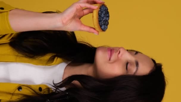 Szczęśliwa Kobieta Delektująca Się Pysznym Ciastem Kobieta Jedząca Jagodowy Tartlet — Wideo stockowe
