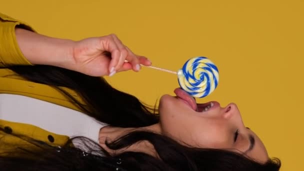 Jongedame Met Grote Gekleurde Lolly Likken Plezier Hebben Genieten Van — Stockvideo