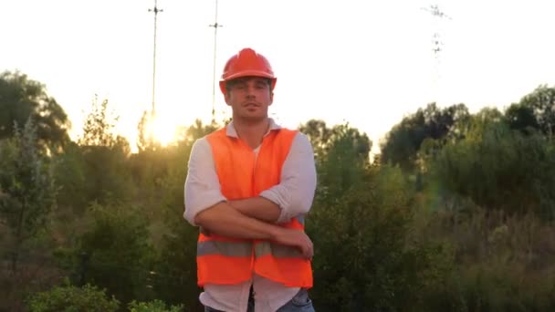 Ingeniero Potencia Feliz Posando Con Los Brazos Cruzados Pie Cerca — Vídeo de stock