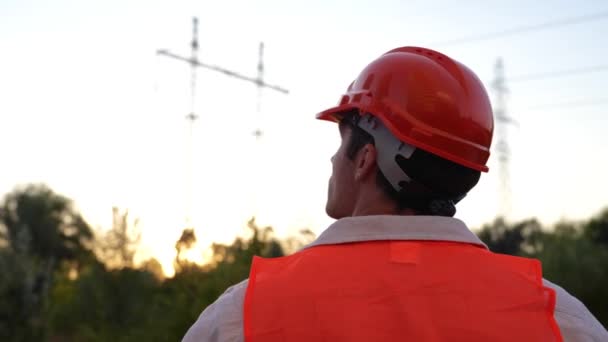 Elektrik Mühendisi Yüksek Voltajlı Elektrik Hatlarına Bakarken Dışarıda Çalışıyor Arkadan — Stok video