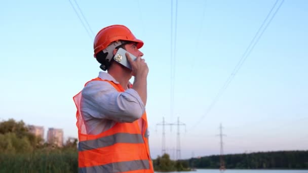 Ingeniero Eléctrico Que Trabaja Cerca Línea Eléctrica Mientras Habla Teléfono — Vídeos de Stock