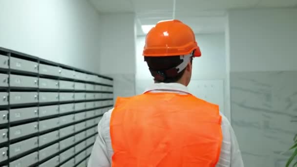 Férfi Építész Keménykalapban Mellényben Sétál Épületben Építkezésen Üzlet Épület Ipari — Stock videók