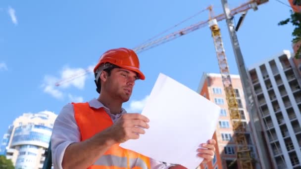 Будівельний Інспектор Перевіряє Креслення Робочий Процес Нової Будівлі Відкритому Повітрі — стокове відео