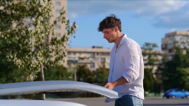 Guy Begutachtet Sein Kaputtes Auto Mit Offener Motorhaube Während Auf — Stockvideo