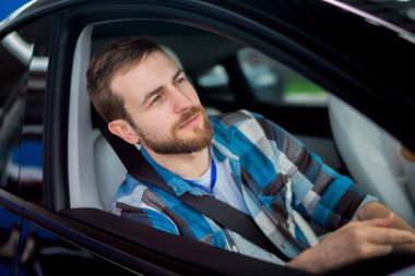 Sakallı adam tatilin tadını çıkarıyor ve emniyet kemerini takıp yola bakarken arabada oturuyor. Yolculuk, güvenlik, seyahat, yaşam tarzı konsepti