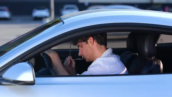 Condutor Sexo Masculino Cansado Tirando Óculos Mantendo Mãos Volante Sentado — Fotografia de Stock