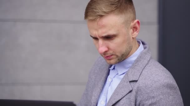 Junger Mann Anzug Tippt Auf Dem Laptop Während Auf Der — Stockvideo