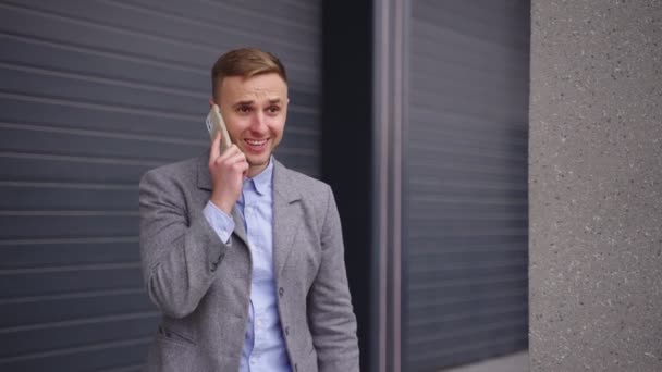 Šťastný Mladý Podnikatel Stojí Venku Mluví Mobilního Telefonu Oslavuje Úspěch — Stock video