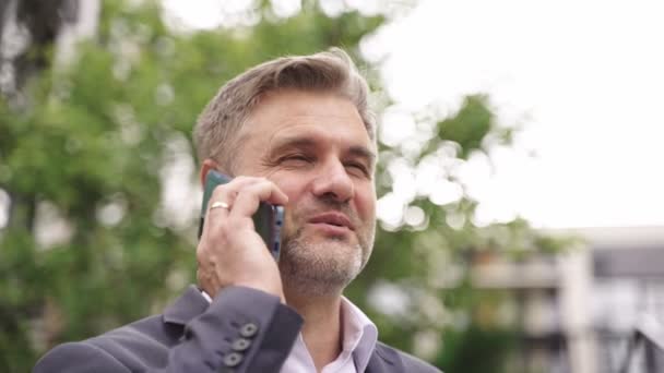 一个积极的成年商人站在外面打电话 技术概念 慢动作 — 图库视频影像