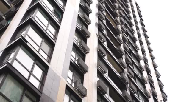 Γραφείο Ψηλό Κτίριο Χαμηλή Γωνία Άποψη Του Ουρανοξύστη Σύγχρονη Πόλη — Αρχείο Βίντεο
