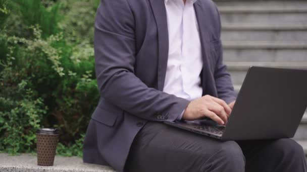 Mann Anzug Arbeitet Draußen Online Während Laptop Benutzt Beschnitten Wirtschaft — Stockvideo