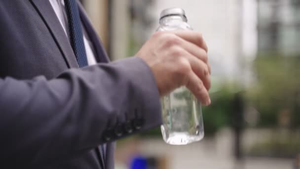 Vuxen Affärsman Håller Flaska Och Dricksvatten Står Utanför Affärer Människor — Stockvideo