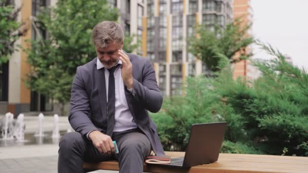 Adult Man Suit Sitting Bench Holding Pills Feeling Headache Business — Stock Video