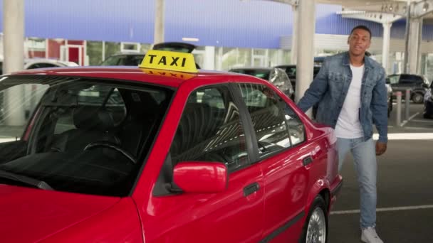 Afroamerykanin Taksówkarz Siedzi Samochodzie Parkingu Mieście Żółty Znak Dachu Taksówki — Wideo stockowe