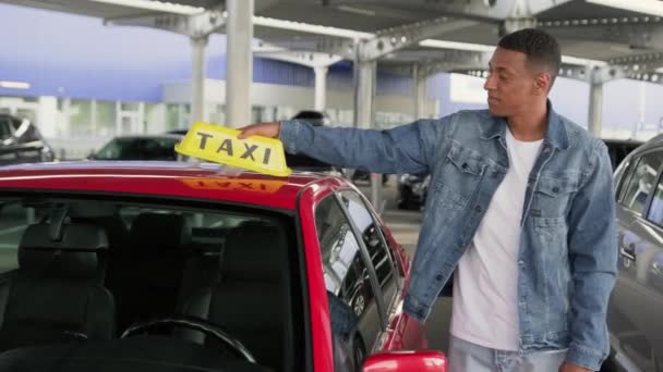 Szczęśliwy Afroamerykański Taksówkarz Będzie Prowadził Samochód Żółty Znak Dachu Taksówki — Wideo stockowe