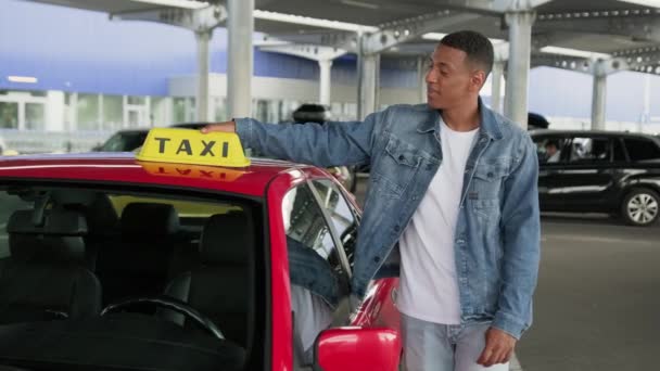 Szczęśliwy Afroamerykanin Taksówkarz Pokazuje Kciuki Górze Stojąc Pobliżu Czerwonego Samochodu — Wideo stockowe