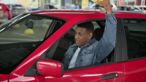 Szczęśliwy Afroamerykanin Młody Taksówkarz Siedzi Samochodzie Podczas Korzystania Żółtego Znaku — Wideo stockowe
