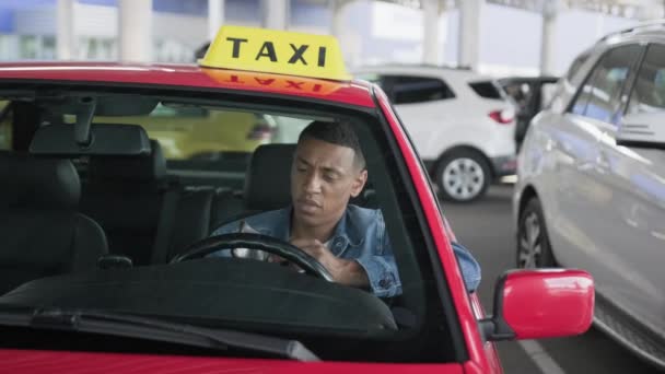 アフリカ系アメリカ人のタクシー運転手が車に座って お金を数えています 黄色いタクシー車の屋根サイン サービスコンセプト スローモーション — ストック動画