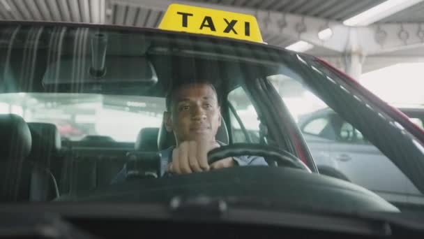 アフリカ系アメリカ人のタクシー運転手が車を運転し ハンドルを握る 黄色いタクシー車の屋根サイン サービスコンセプト スローモーション — ストック動画