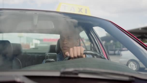 アフリカ系アメリカ人のタクシー運転手が車を運転している 黄色いタクシー車の屋根サイン サービスコンセプト スローモーション — ストック動画