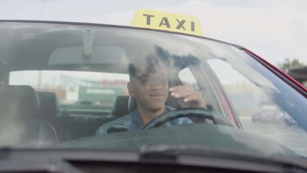 Uśmiechnięty Afro Amerykański Taksówkarz Zatrzymujący Się Przy Przejściu Dla Pieszych — Wideo stockowe