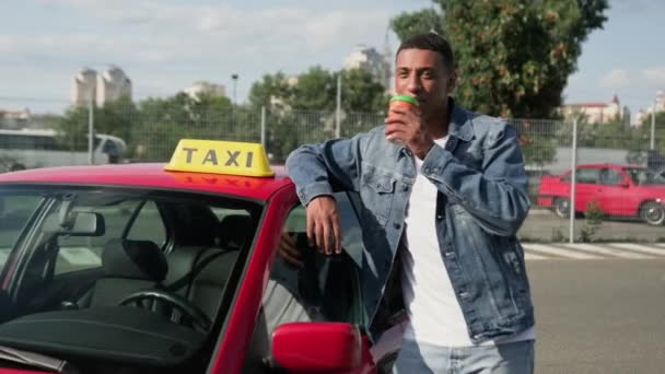Glad Afrikansk Amerikansk Taxichaufför Njuter Kaffe Stående Nära Bilen Gul — Stockvideo