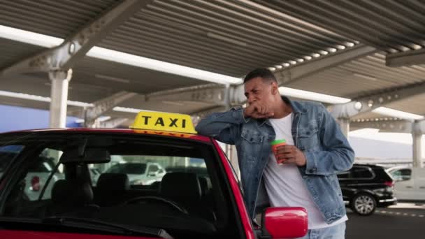 Afroameričtí Taxikáři Zívnou Při Pití Kávy Parkovišti Žlutý Nápis Střeše — Stock video