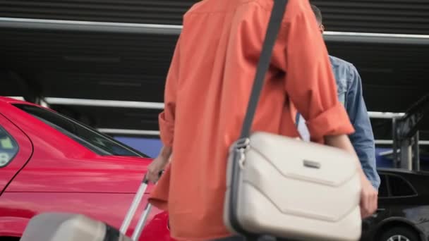 Taxista Afroamericano Sonriente Poniendo Una Maleta Femenina Maletero Del Auto — Vídeos de Stock