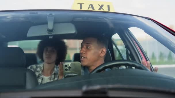 Jonge Afro Amerikaanse Taxichauffeur Rijdt Met Dame Achterbank Gele Taxi — Stockvideo