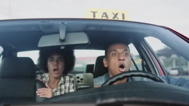 アフリカ系アメリカ人のタクシー運転手と女性乗客が交通事故に遭遇 ライフスタイルのコンセプト スローモーション — ストック動画