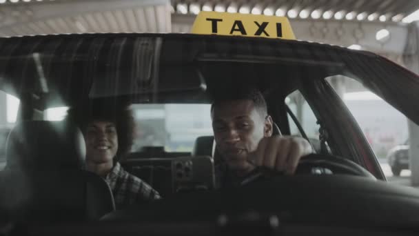 Gelukkige Afro Amerikaanse Dame Zit Taxi Zwaait Met Hand Naar — Stockvideo