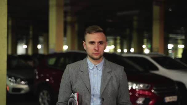 Mladý Muž Obleku Drží Kávu Dokumenty Při Večerní Procházce Parkovišti — Stock video