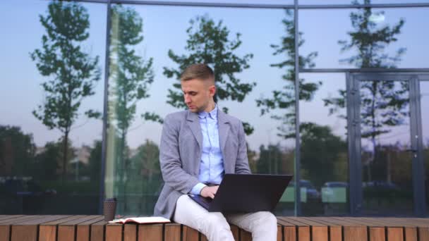 Podnikatel Který Používá Notebook Když Zvedá Telefon Sedí Lavičce Obchod — Stock video