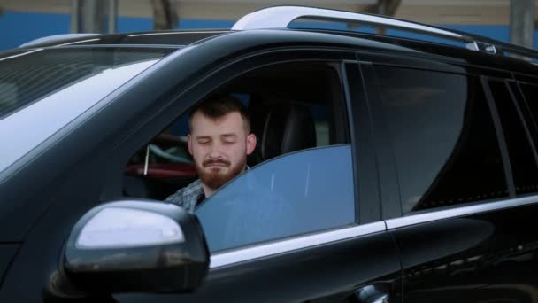 Homem Caucasiano Calmo Sentado Carro Enquanto Abre Janela Transporte Viagem — Vídeo de Stock