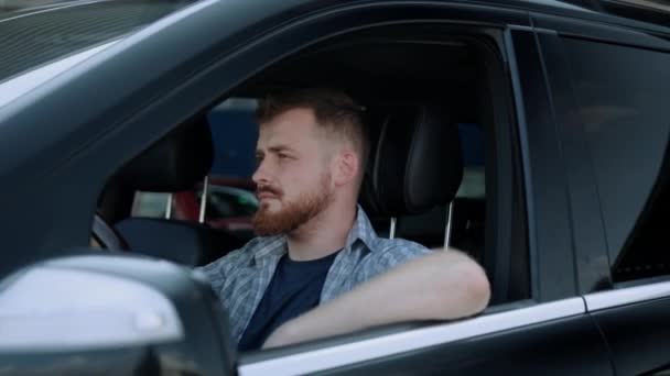 Homem Caucasiano Vai Dirigir Enquanto Olha Estrada Transporte Viagem Conceito — Vídeo de Stock