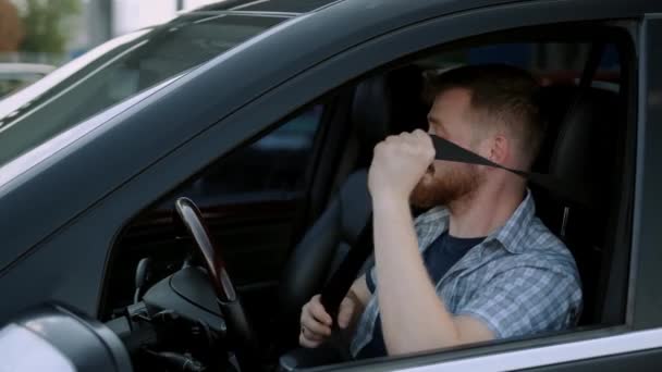 Jovem Confiante Dirigindo Carro Enquanto Usa Cinto Segurança Transporte Segurança — Vídeo de Stock
