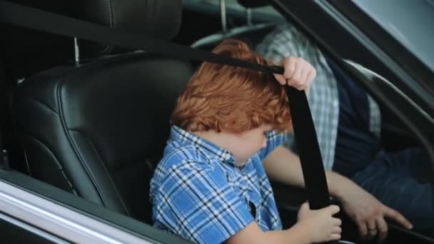 Yolcu Koltuğunda Arabada Otururken Emniyet Kemeri Takan Sevimli Küçük Çocuk — Stok video