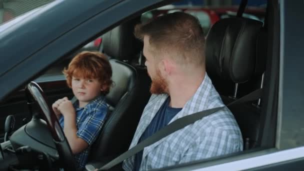 Anak Muda Dan Anak Kecil Duduk Dalam Mobil Menggunakan Sabuk — Stok Video
