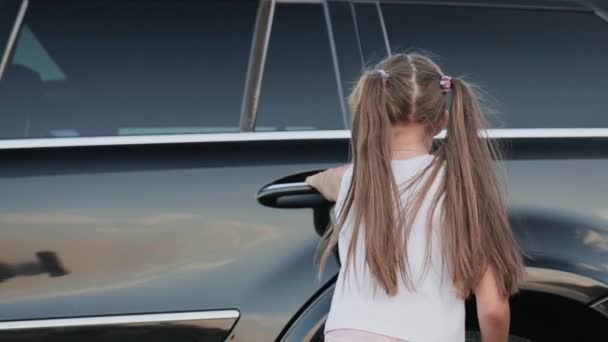 Мила Дівчинка Відкриває Двері Автомобіля Сидить Пасажирському Сидінні Транспорт Спосіб — стокове відео