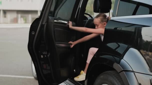 Gelukkige Kleine Meid Die Autodeur Opent Opstaat Van Passagiersstoel Vervoer — Stockvideo