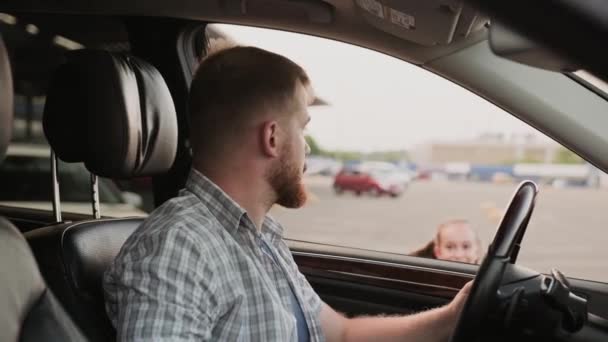 Lächelnder Vater Sitzt Auto Während Seine Tochter Ihm Rennt Verkehr — Stockvideo