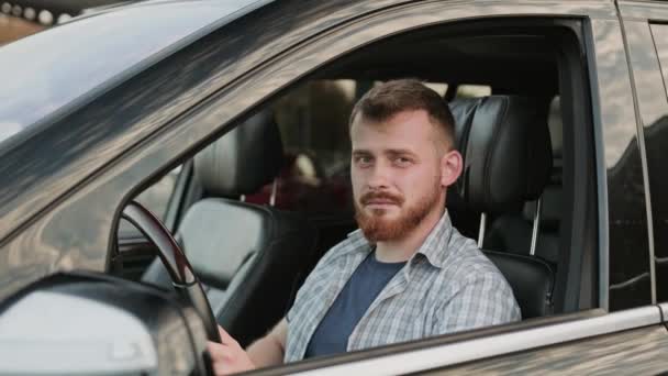 Młody Człowiek Pokazuje Kciuki Górze Gotowy Jazdy Patrząc Kamerę Transport — Wideo stockowe