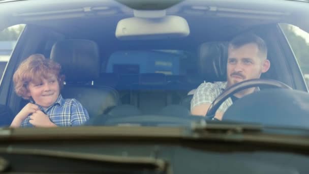 Genç Baba Küçük Oğlu Emniyet Kemeri Kullanırken Araba Yolculuğunun Keyfini — Stok video