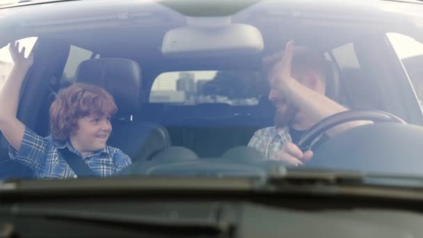 Счастливый Отец Маленький Сын Наслаждаются Путешествием Давая Пять Транспорт Безопасность — стоковое видео