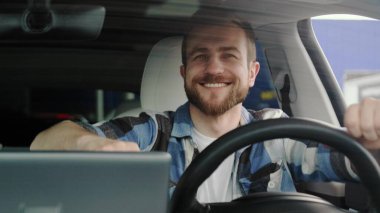 Eğlenirken dans eden, arabada müzik dinleyen, gülümseyen beyaz adam. Yaşam tarzı, ulaşım konsepti. Yavaş çekim
