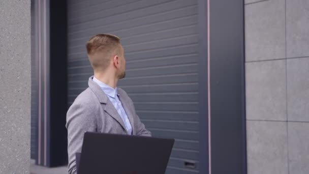 タイピング中にノートパソコンを持ち 外に立っている若い実業家 ビジネス 技術コンセプト リアルタイム — ストック動画